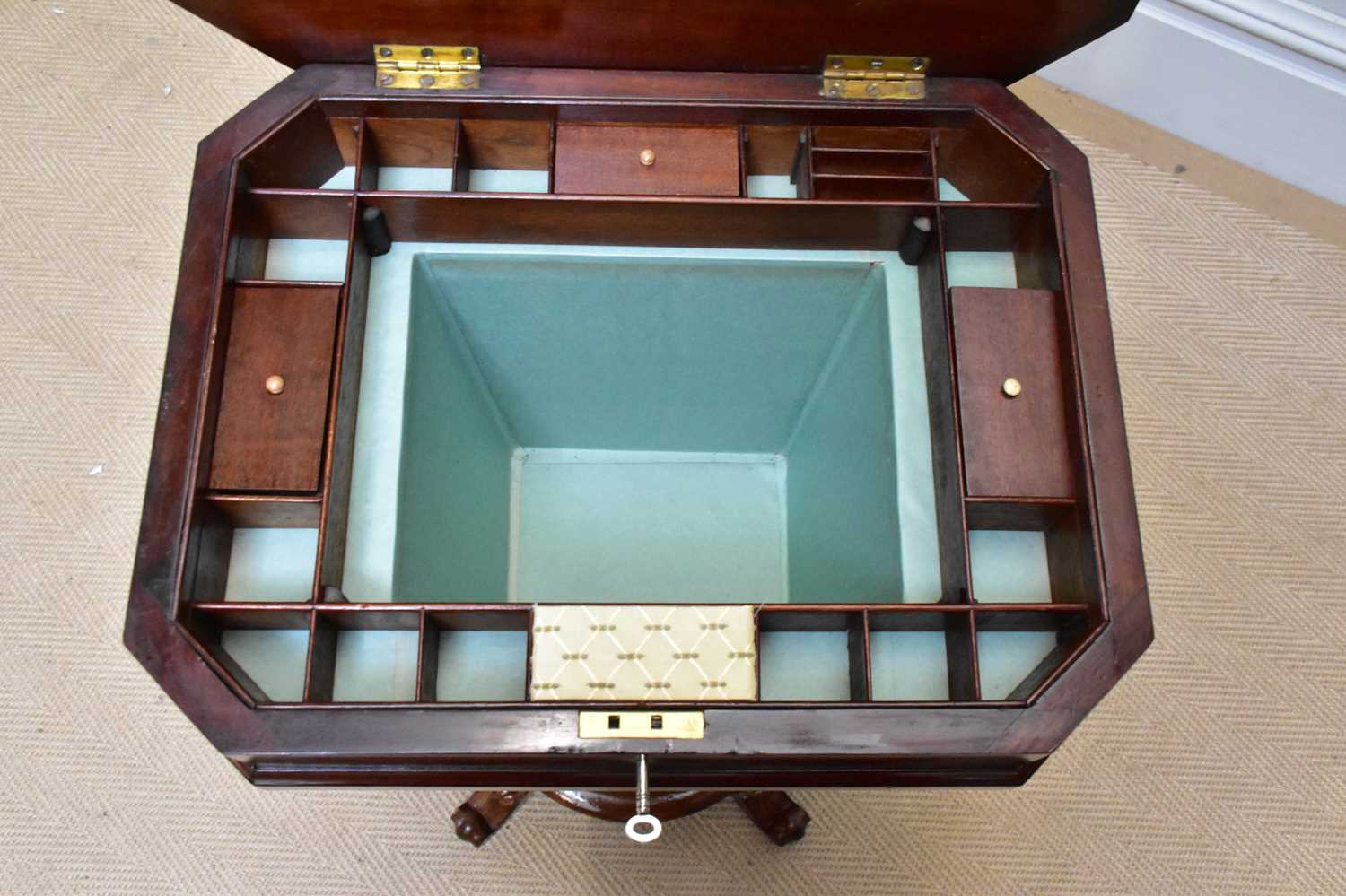 A William IV mahogany sewing table of shaped rectangular form, with undertier basket, on fluted - Bild 3 aus 4