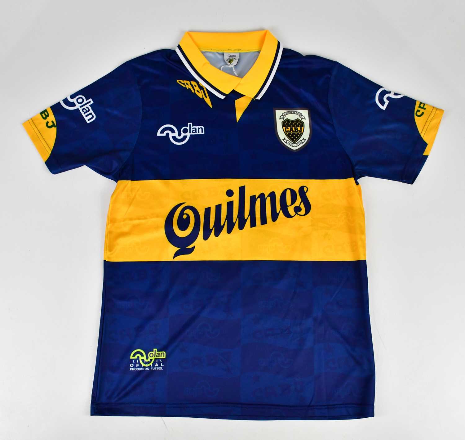 DIEGO MARADONA; a signed Boca Juniors retro style football shirt, signed to the reverse, size L.