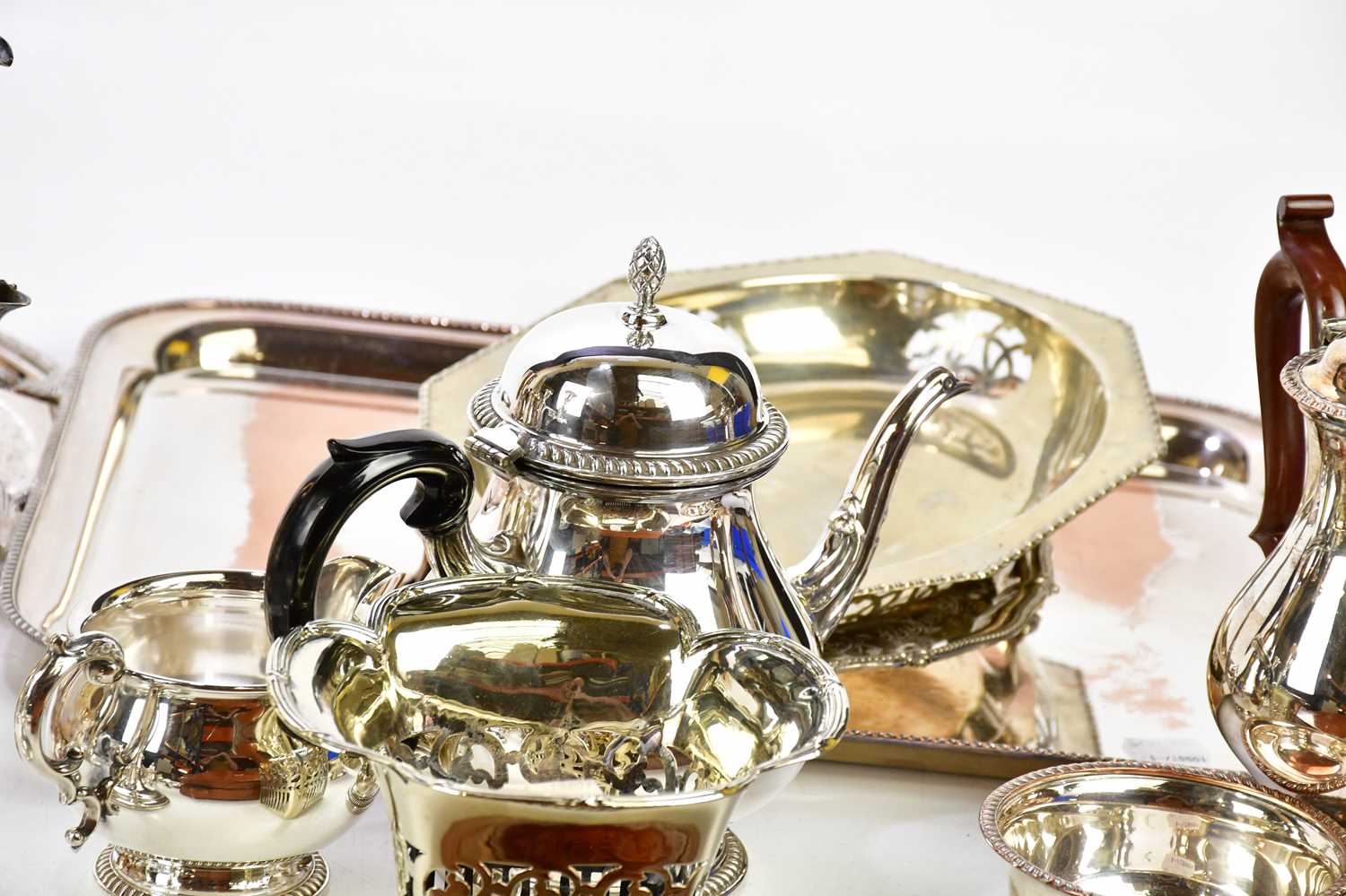 A collection of plated items including a tea service, a canteen of flatware, a tray, etc. - Bild 4 aus 5
