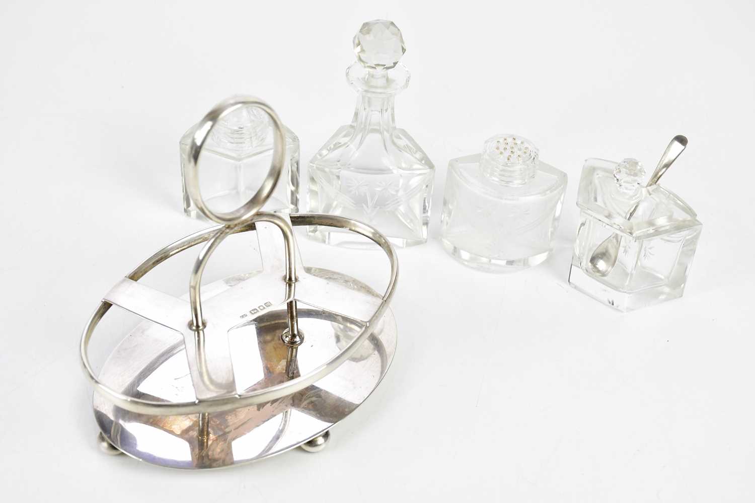 KEMP BROTHERS; a George V hallmarked silver oval cruet stand, stamped London 1927, with four glass - Bild 3 aus 5