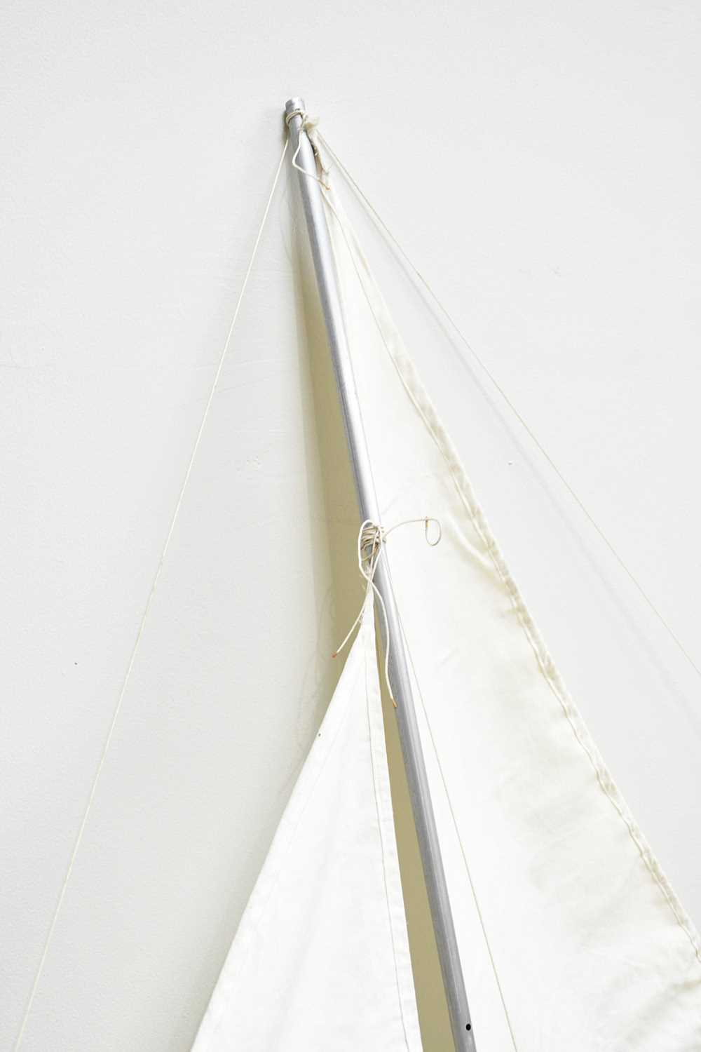 A vintage painted wooden pond yacht with mast, length 103cm. - Image 4 of 5