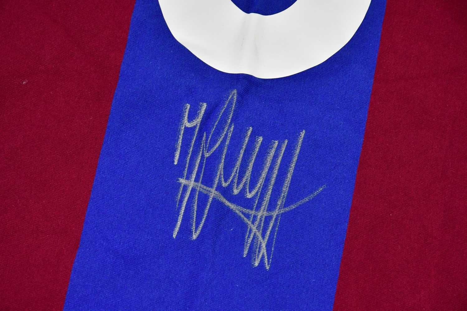 JOHANN CRUYFF; a signed retro style Barcelona football shirt, signed to the reverse, size S. - Image 3 of 3