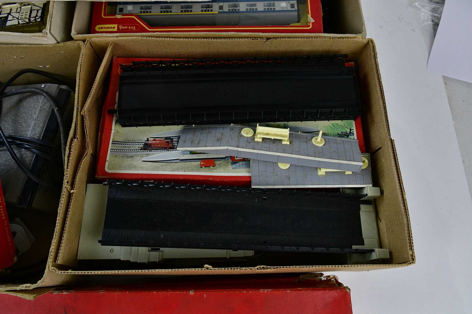 TRI-ANG; a boxed RS34 OO/HO gauge train set, Tri-ang Hornby electric train set, mail coach, assorted - Image 4 of 7