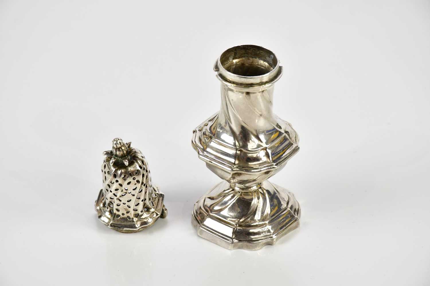 A Georgian white metal pepperette, with open pineapple finial above the wrythen body, indistinctly - Bild 5 aus 6