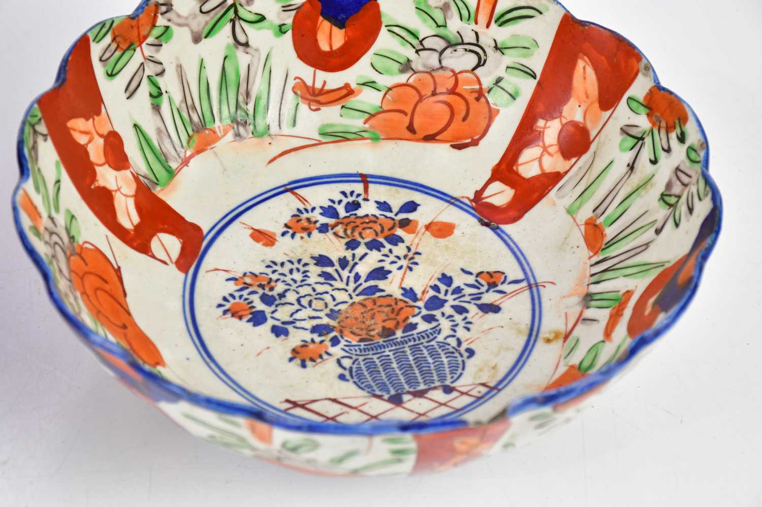 An early 20th century Japanese Imari pattern bowl, diameter 28cm, together with a further smaller - Bild 3 aus 4