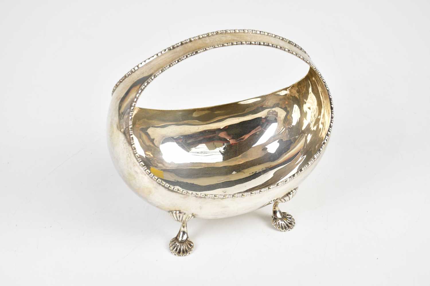 HENRY MATTHEWS; a George V hallmarked silver basket of oval form, with cast beaded rim, on four open - Bild 3 aus 4