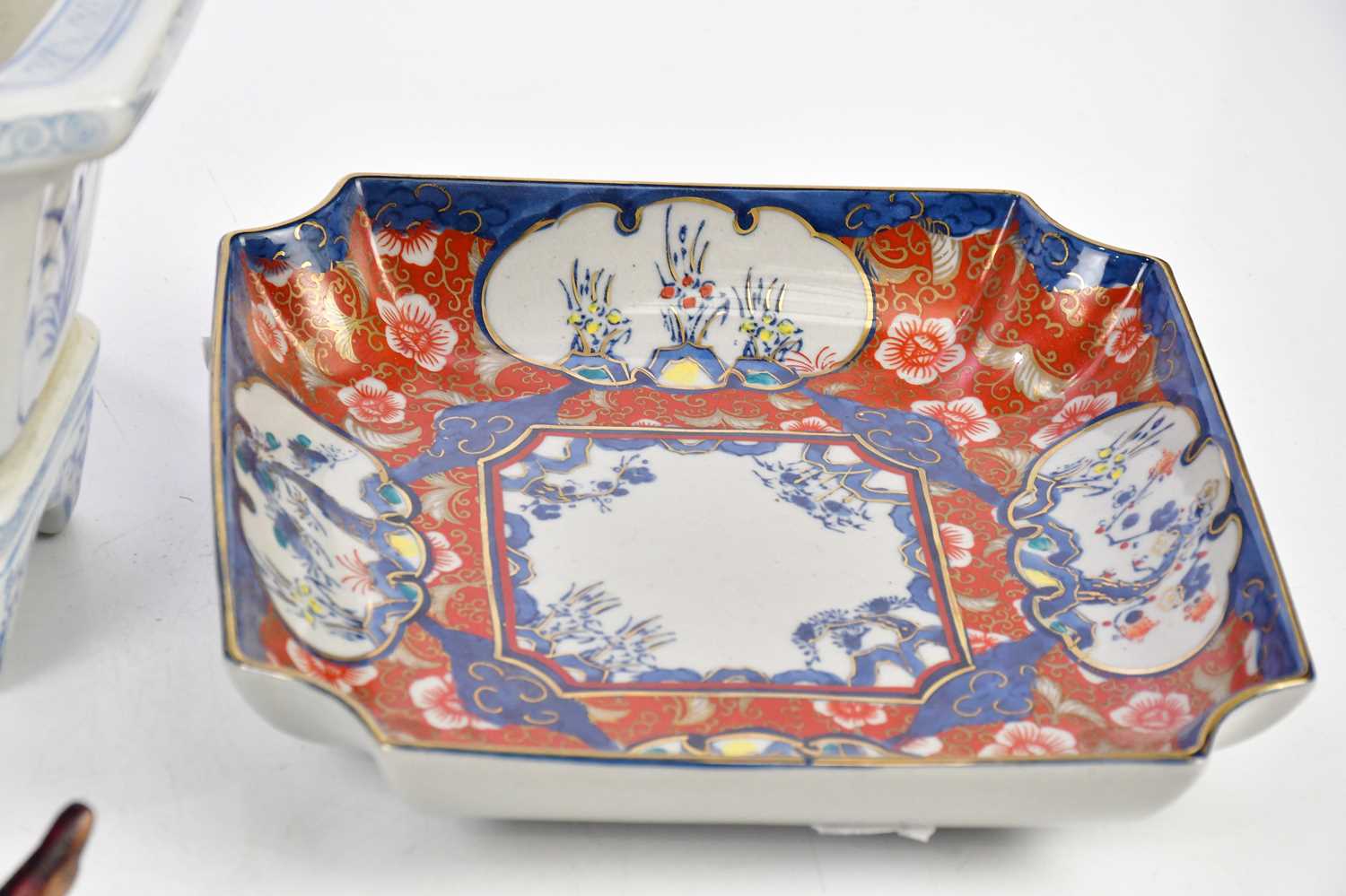 An 18th century Chinese Famille Rose Exportware footed bowl, decorated with elders and figures in - Bild 4 aus 5