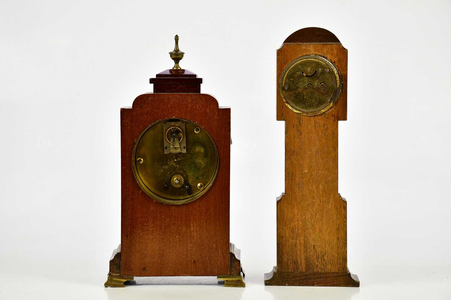 A late 19th century brass inlaid mahogany mantel clock, with brass urn finial above the enamel - Image 4 of 4