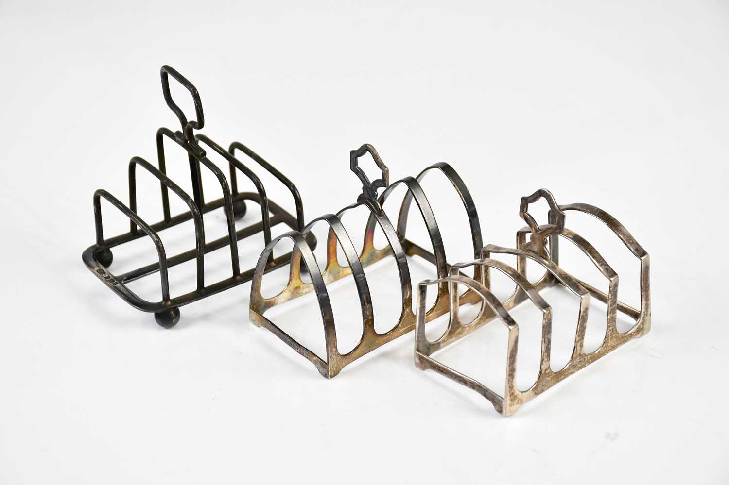 ATKIN BROTHERS; an Edward VII hallmarked silver four division toast rack, Sheffield 1905, with two - Image 2 of 3