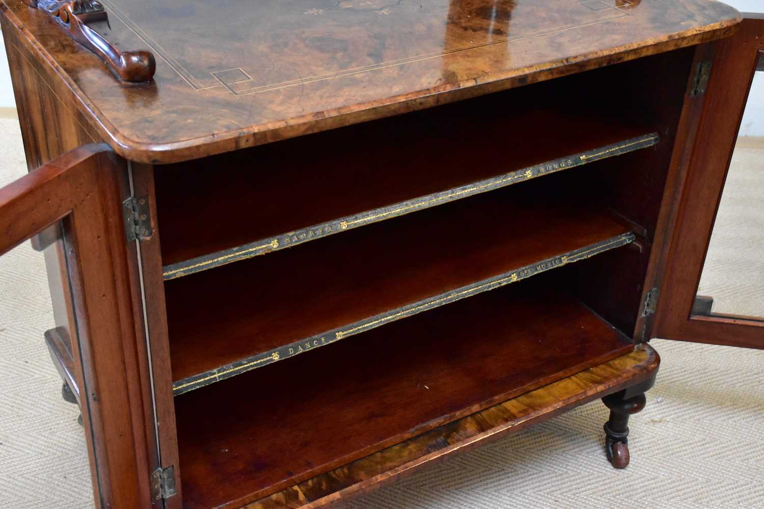 A Victorian inlaid walnut music cabinet with two glazed doors, height 105cm, width 67cm, depth - Bild 4 aus 5