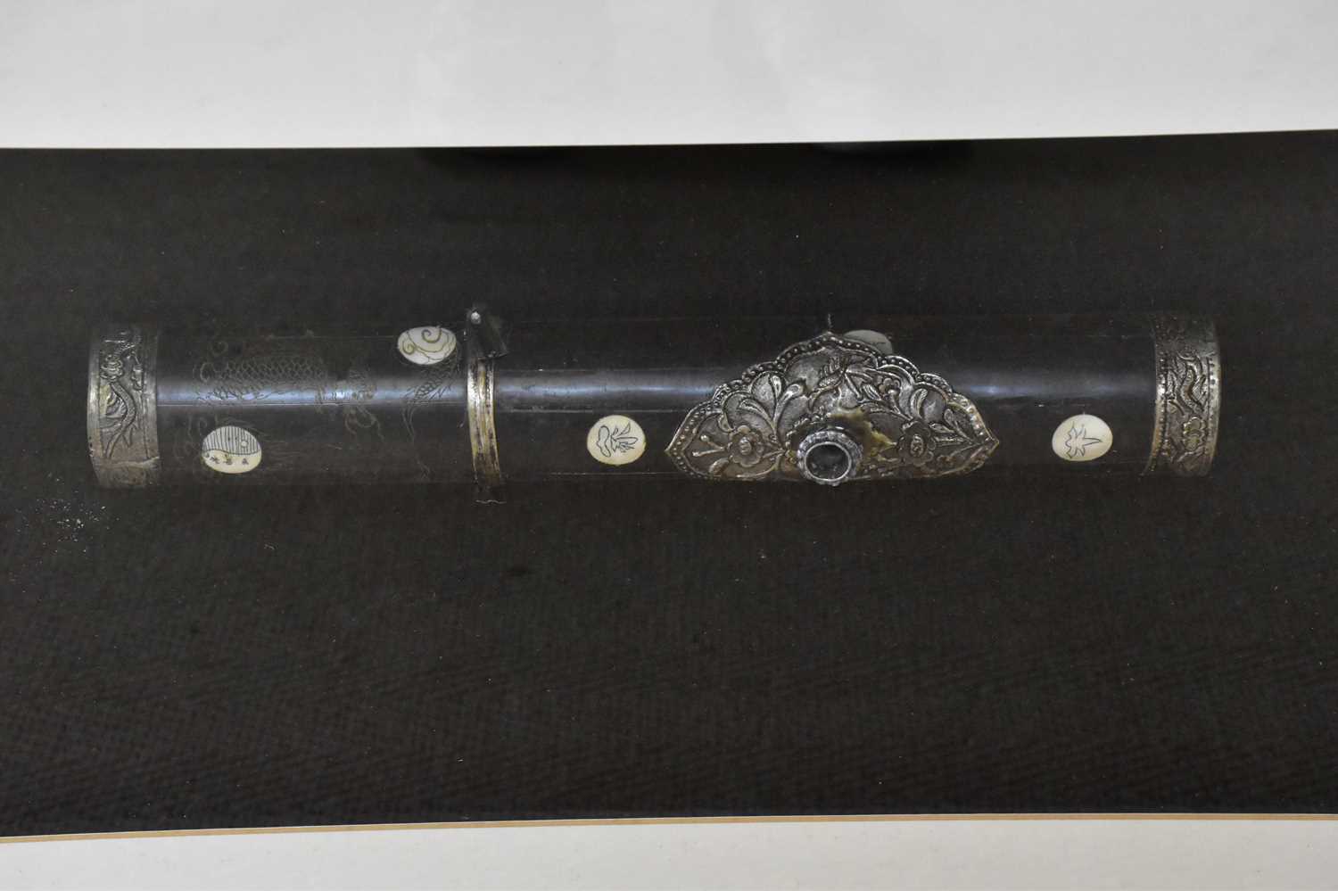 A hardwood opium pipe decorated with animals of the zodiac, together with further bone inlaid - Bild 3 aus 4