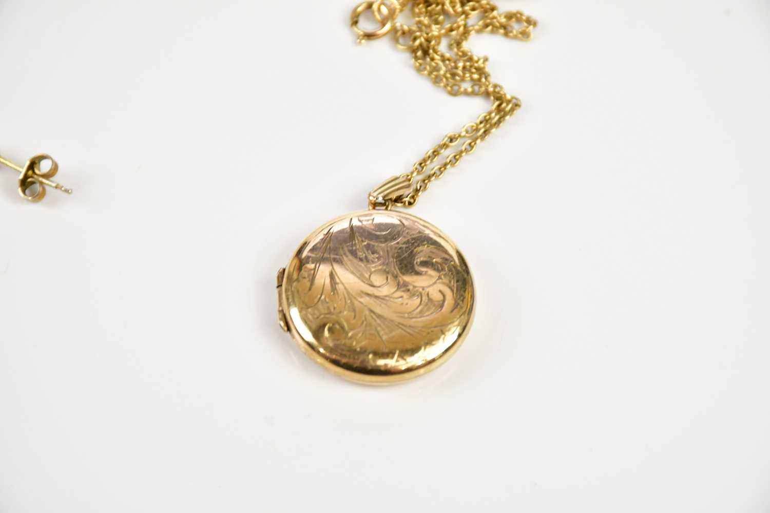 A 9ct mixed gold necklace, the 9ct ingot pendant suspended on a 9ct gold chain, and a 9ct gold - Image 2 of 6