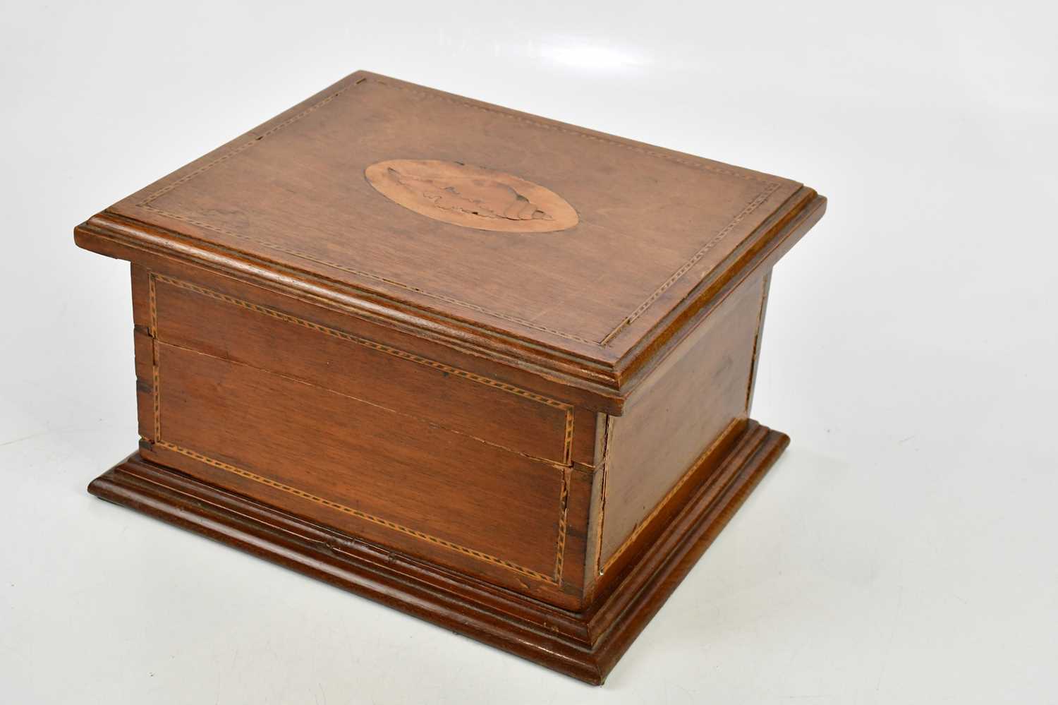 An Edwardian inlaid mahogany box of rectangular form, width 30cm, depth 26cm, height 18cm. - Image 5 of 5