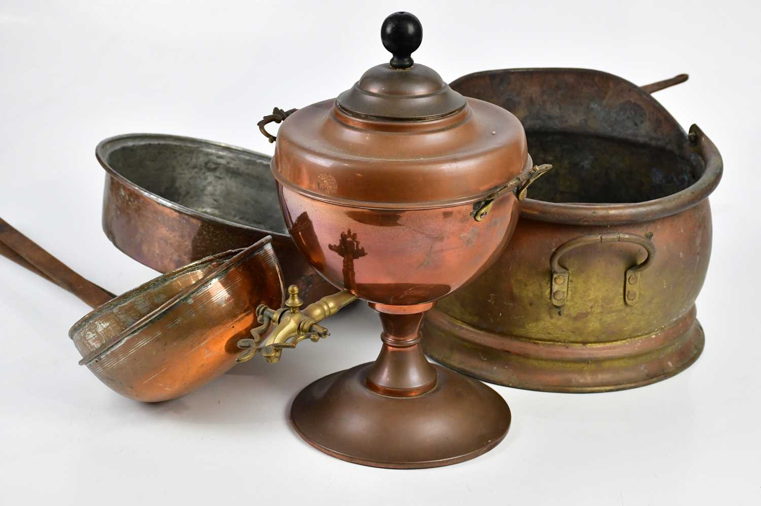 A small collection of metalware including copper tea urn, brass coal scuttle, copper pan, etc. - Bild 2 aus 4