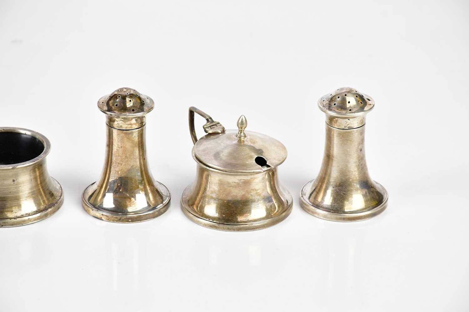 JOSEPH GLOSTER LTD; a George V hallmarked silver plastic lined five piece cruet, Birmingham 1929. - Bild 3 aus 4