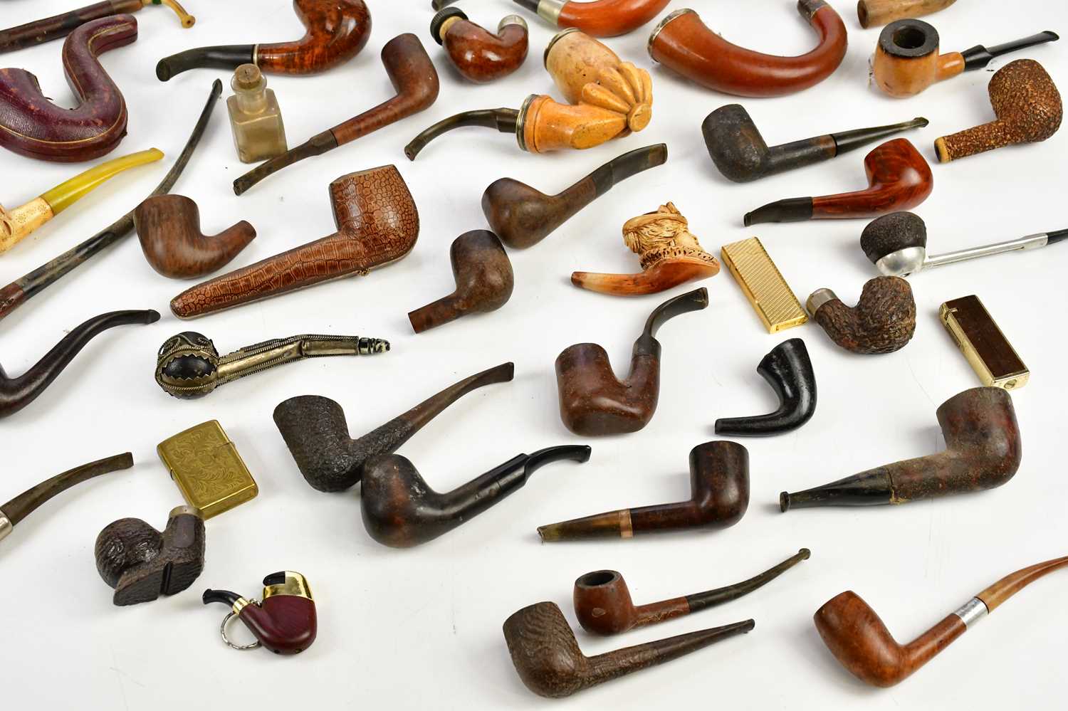 A miscellany of smokers' pipes. - Image 5 of 5