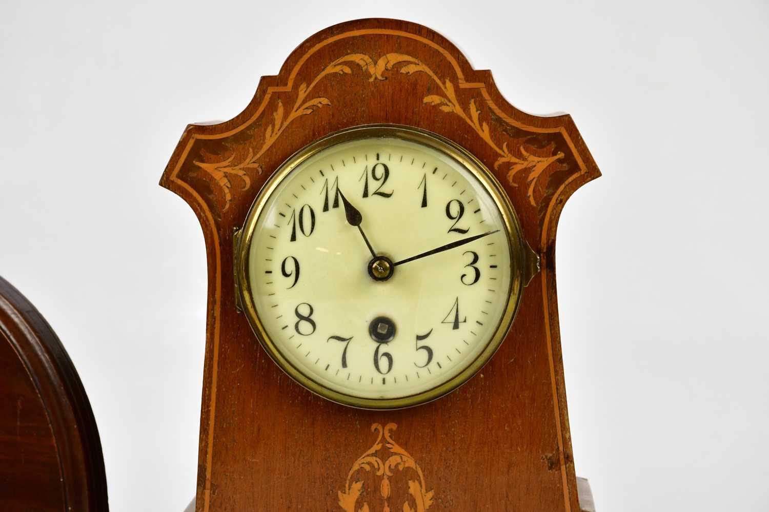 An Edwardian inlaid mahogany mantel clock with dial set with Arabic numerals, height 26cm, and a - Bild 2 aus 4
