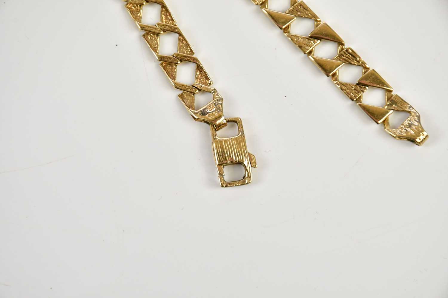 A 9ct yellow gold square curb bracelet, approx 13.7g. Condition Report: Length 20.5cm. - Bild 2 aus 4