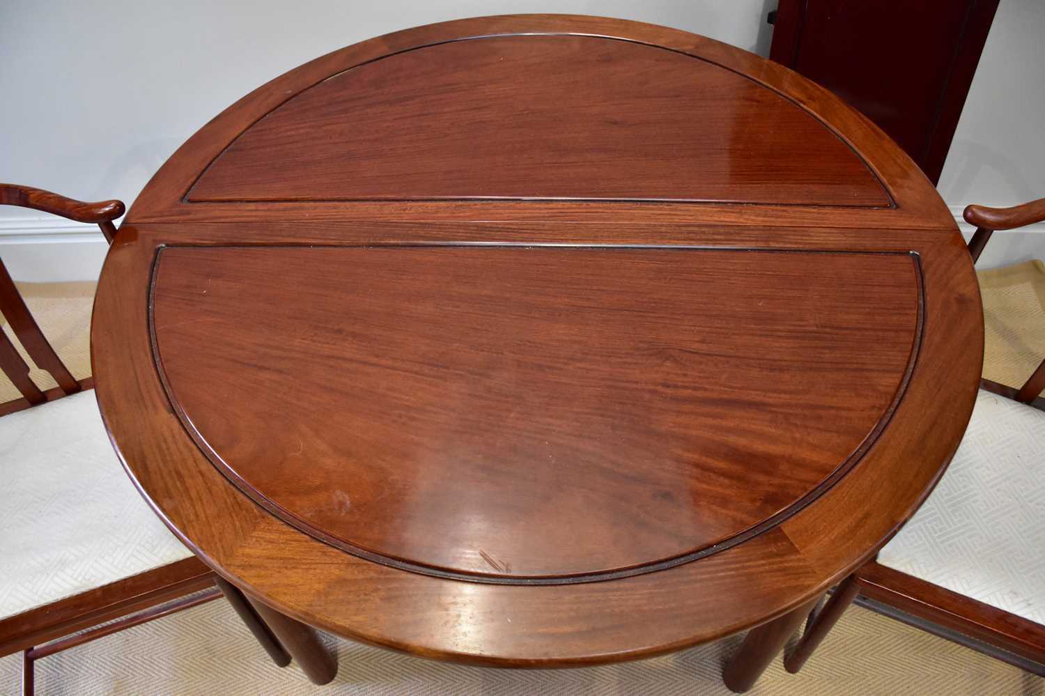 A Chinese rosewood dining table with three additional leaves, on column supports, and eight chairs. - Bild 2 aus 5