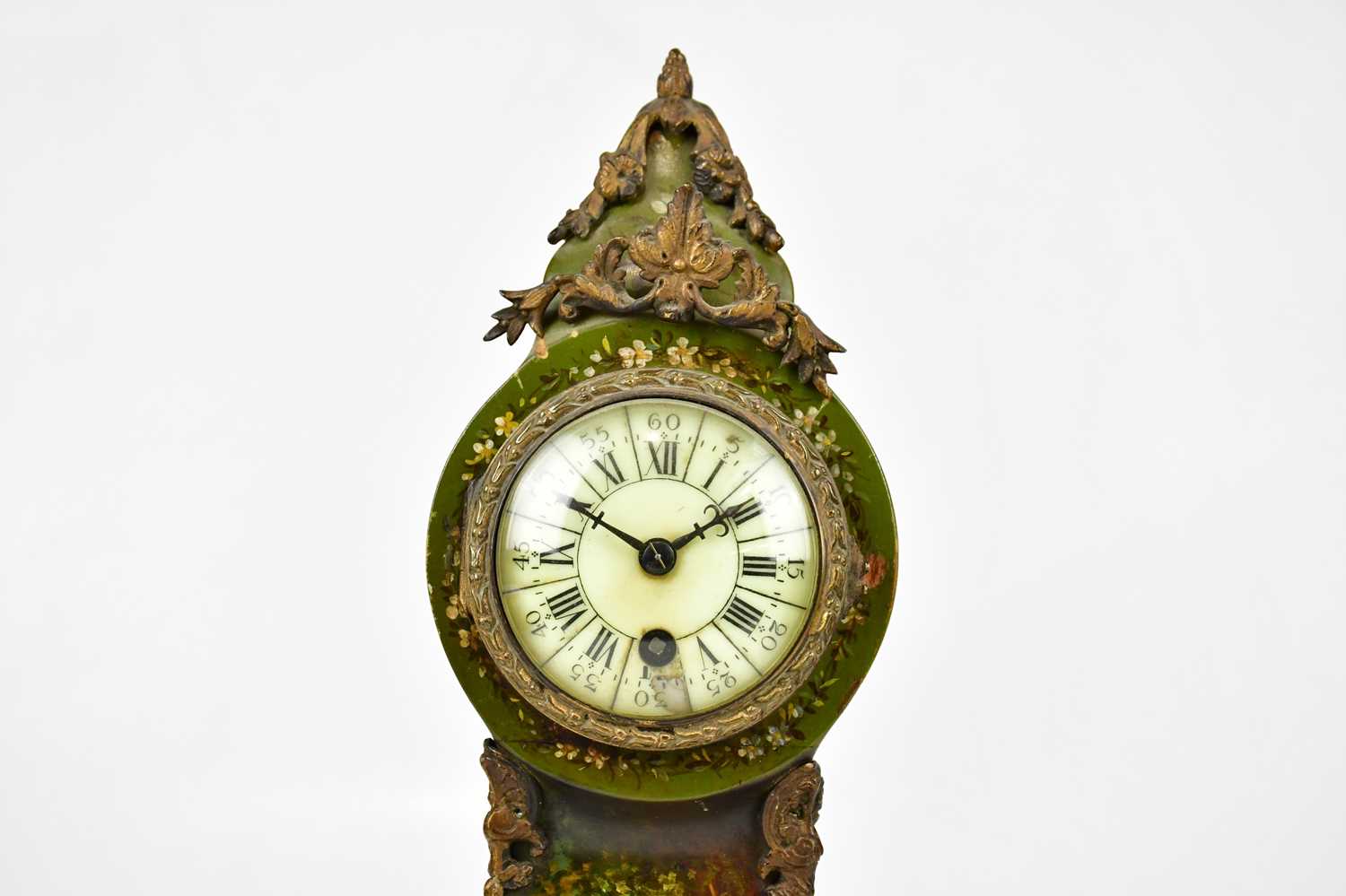 An early 20th century Continental hand painted mantel clock with gilt metal applied decoration, hand - Image 2 of 7