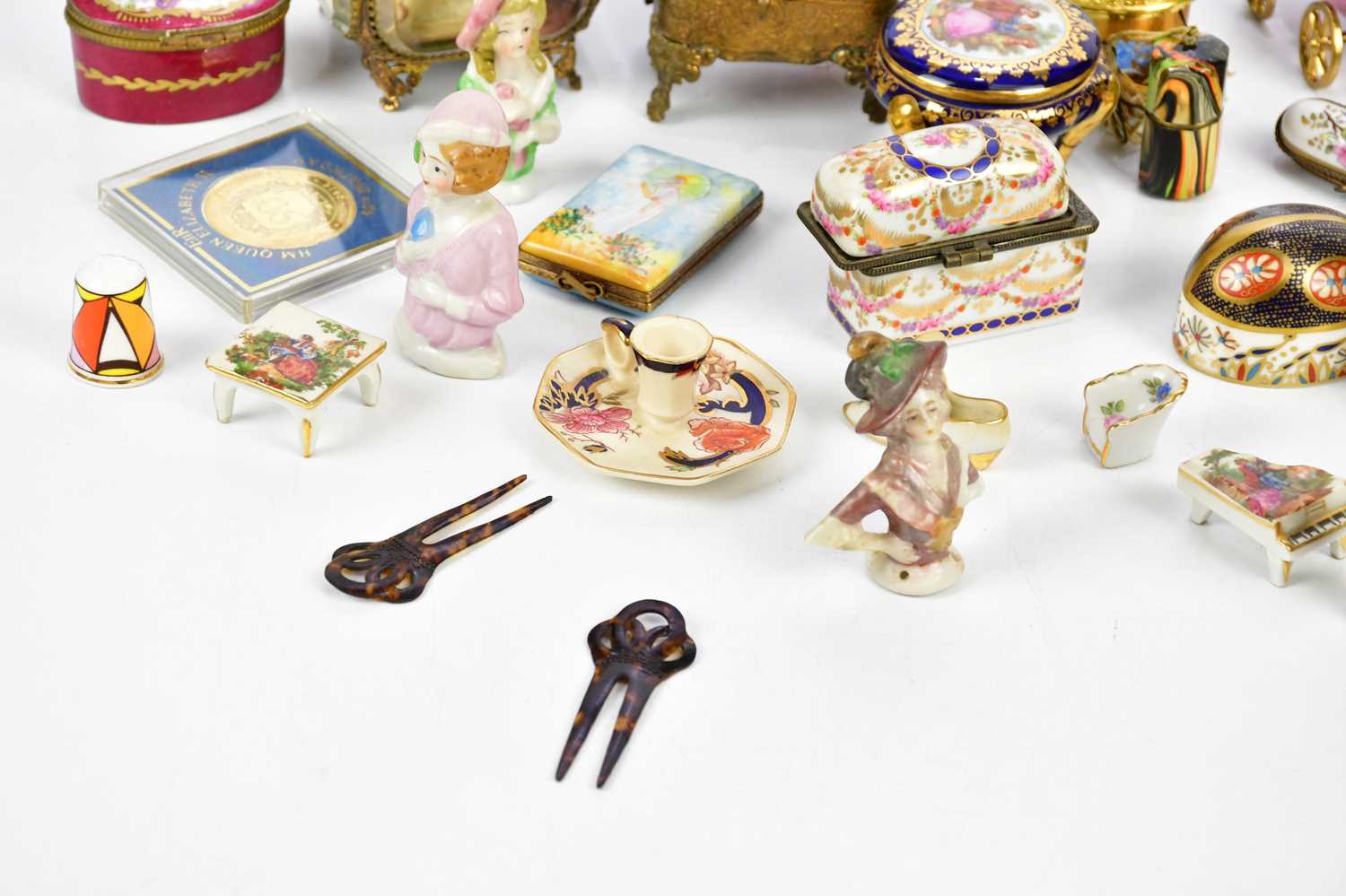 A collection of decorative ceramic pill boxes and ceramics including Royal Crown Derby animal form - Bild 5 aus 5