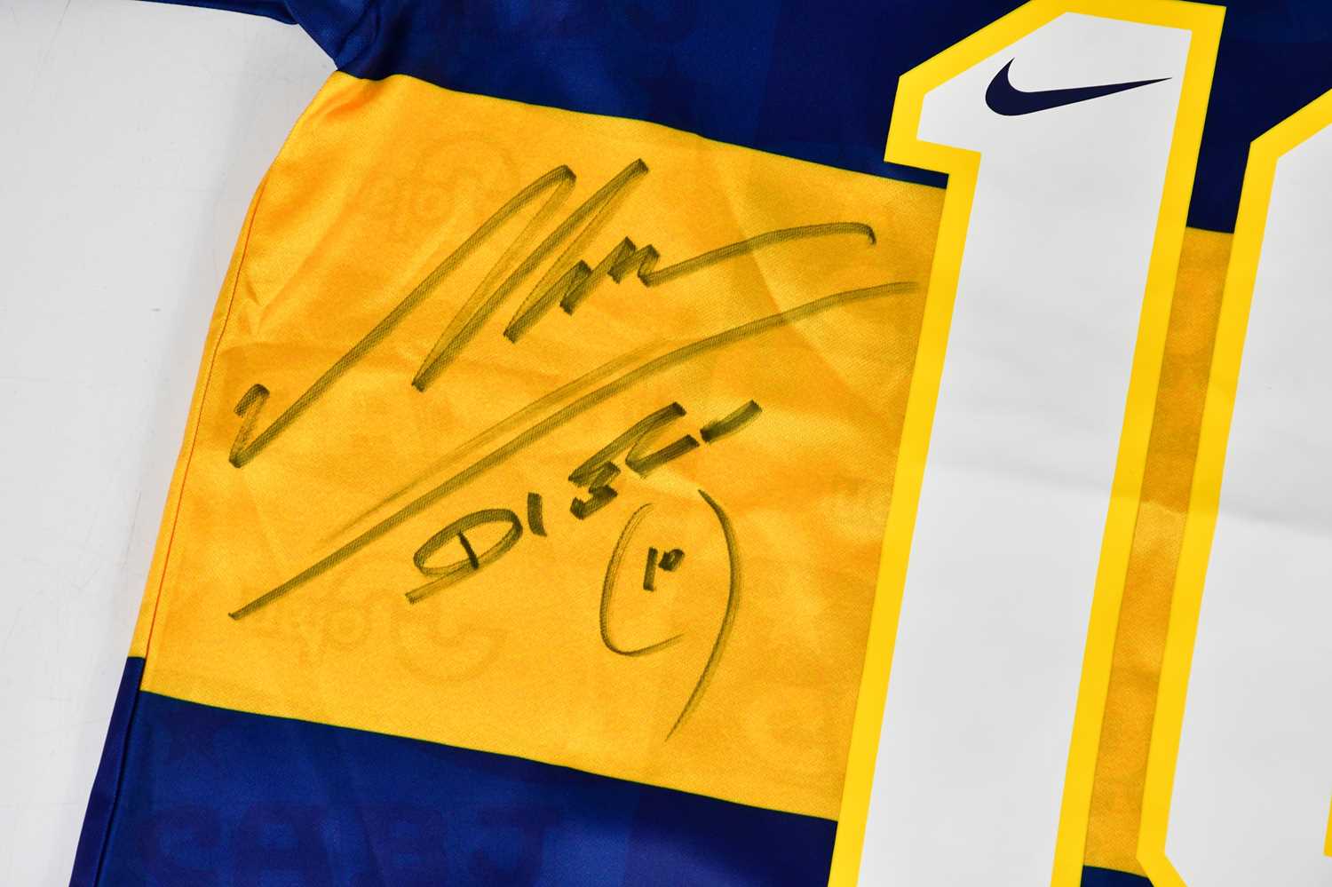 DIEGO MARADONA; a signed Boca Juniors retro style football shirt, signed to the reverse, size L. - Image 3 of 3