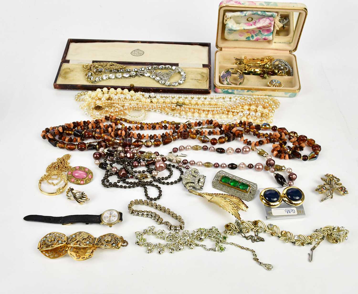 A collection of costume jewellery to include brooches, necklaces, bracelets, etc.