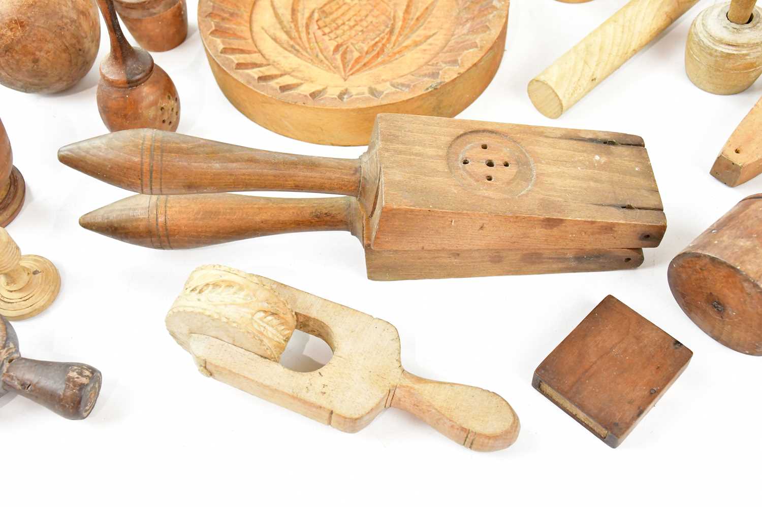 A collection of 19th/early 20th century treen kitchenalia including presses, butter and biscuit - Bild 3 aus 5