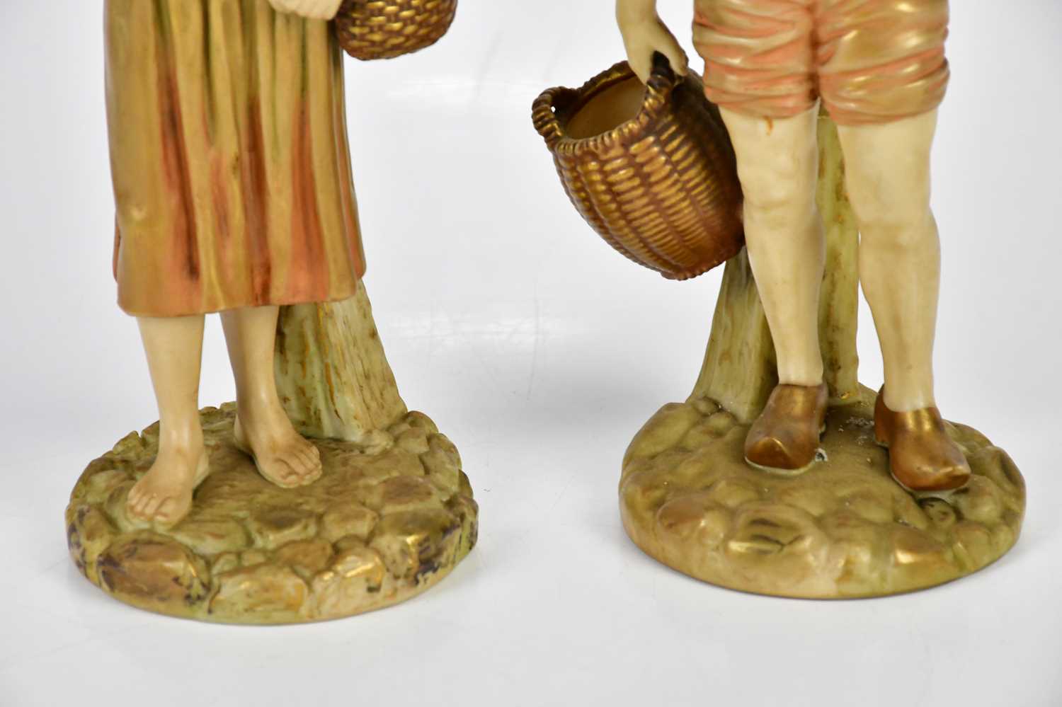 ROYAL WORCESTER; a pair of gilded blush ivory figures, a Dutch boy and girl holding baskets, factory - Bild 3 aus 5