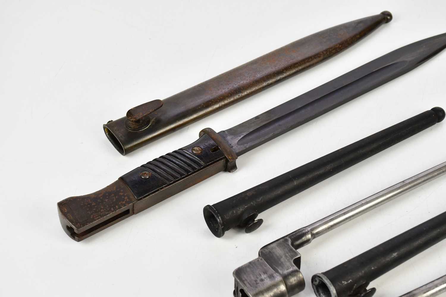 Four bayonets, comprising three WWII No4 MK II spike bayonets, and a German K98 bayonet (4) - Bild 2 aus 5