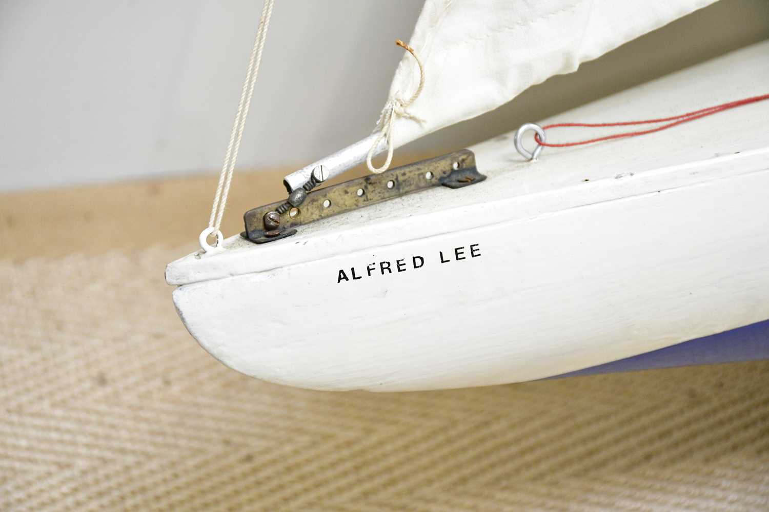 A vintage painted wooden pond yacht with mast, length 103cm. - Image 2 of 5