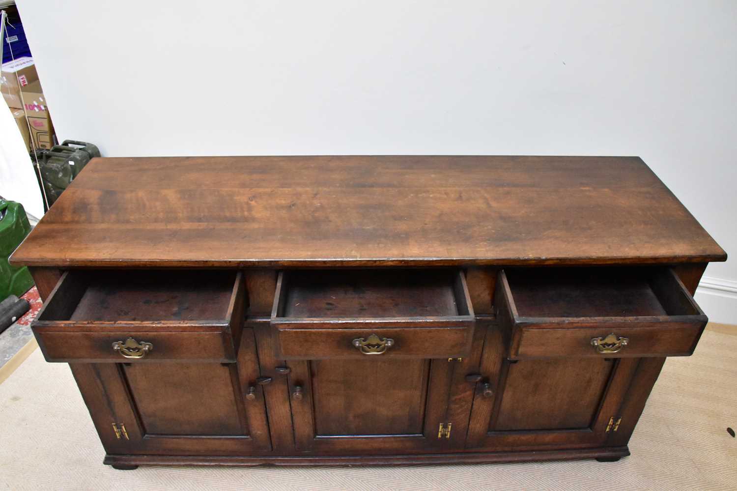 A reproduction oak dresser base with three drawers above three panelled cupboard doors on block - Image 2 of 4