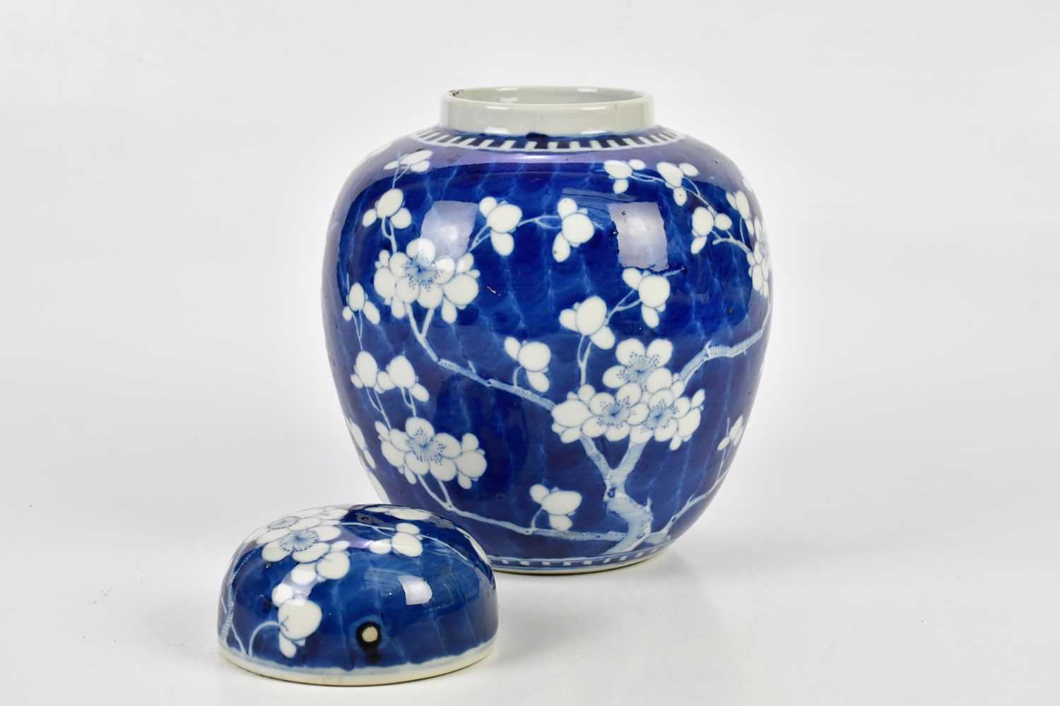 An early 20th century Chinese blue and white porcelain ginger jar and cover decorated with prunus - Image 4 of 7