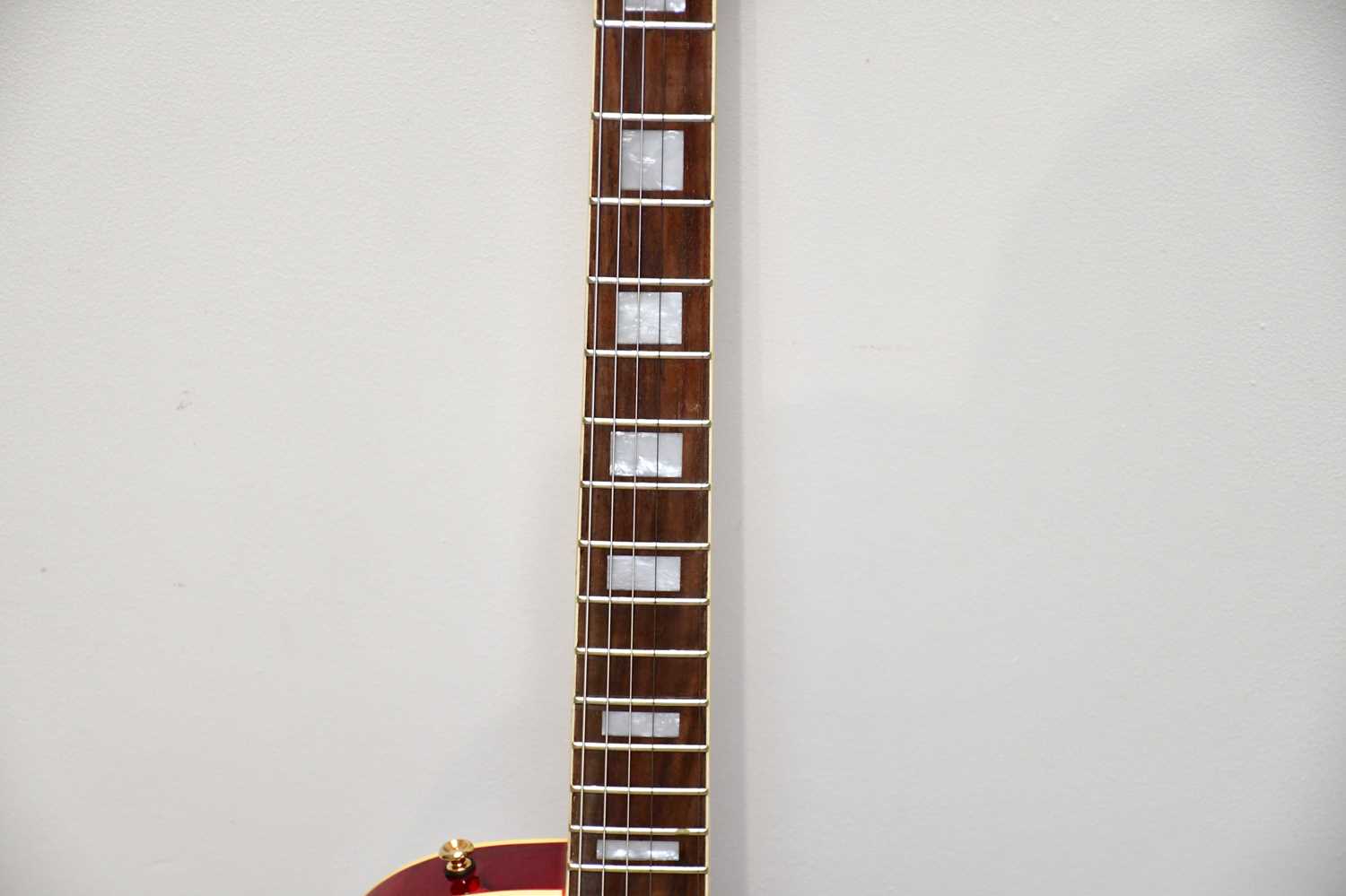 A Gibson style Les Paul custom electric guitar, serial number 01433746, together with Gibson case - Image 3 of 16