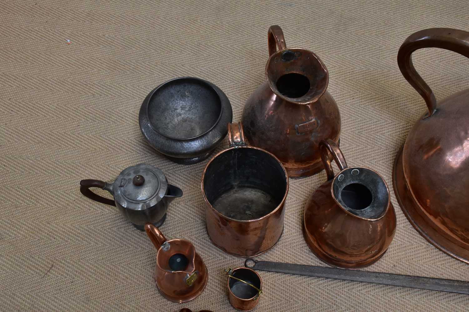 A collection of 19th century and later metalware, including a large copper four gallon jug, a copper - Bild 2 aus 4