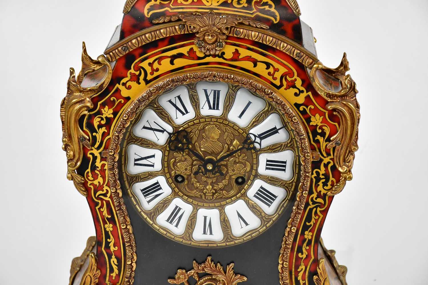 A reproduction Boulle work effect mantel clock in the Rococo style, the dial set with Roman - Image 4 of 9