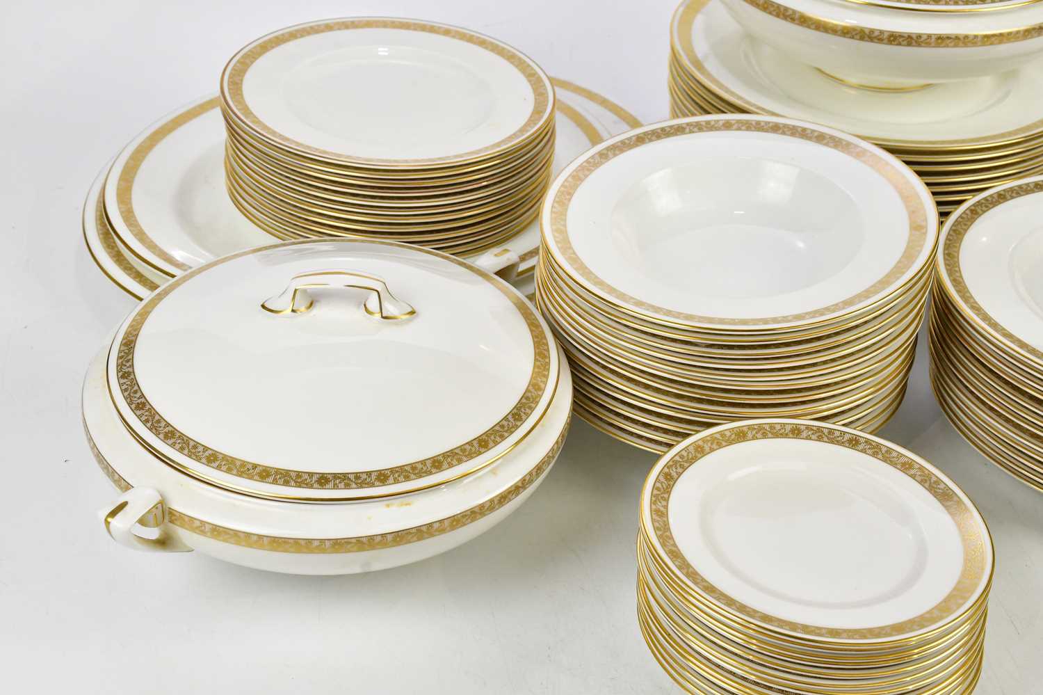 ROYAL WORCESTER; an extensive tea and dinner service in the 'Golden Anniversary' pattern. - Image 2 of 3