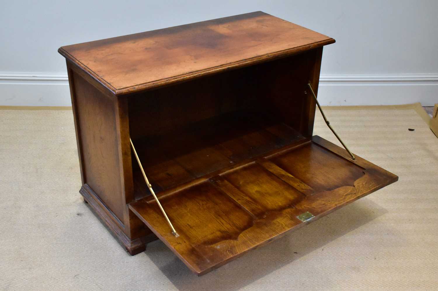 IN THE MANNER OF TITCHMARSH & GOODWIN; a reproduction oak blanket chest with panelled front and - Image 3 of 3