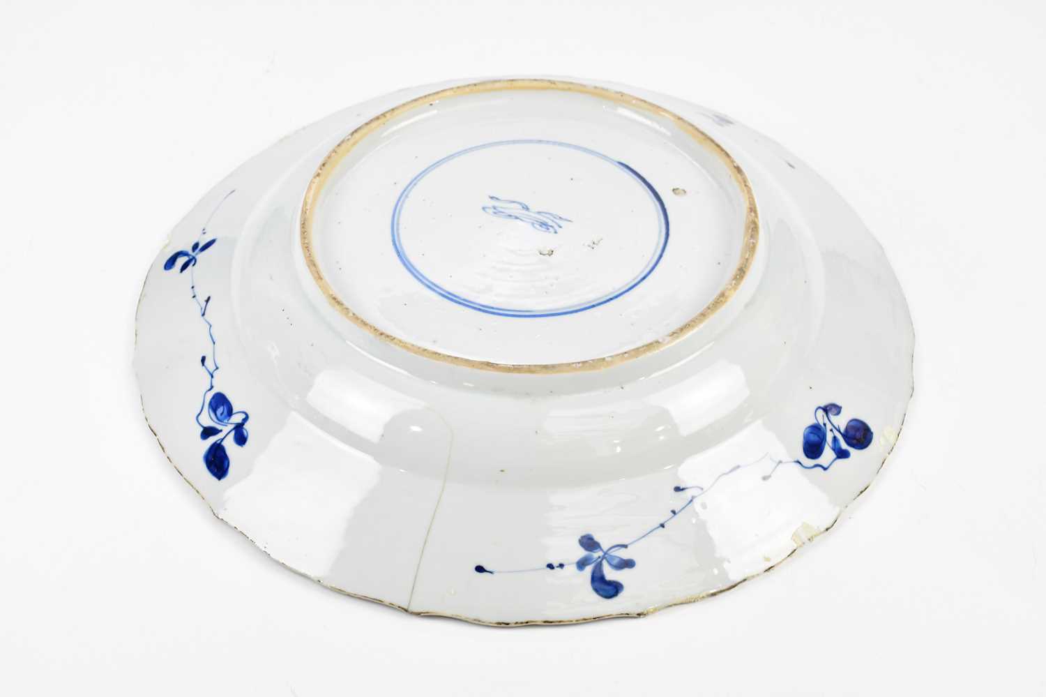 An 18th century Chinese blue and white Kraak ware charger decorated in panels with floral - Image 6 of 9