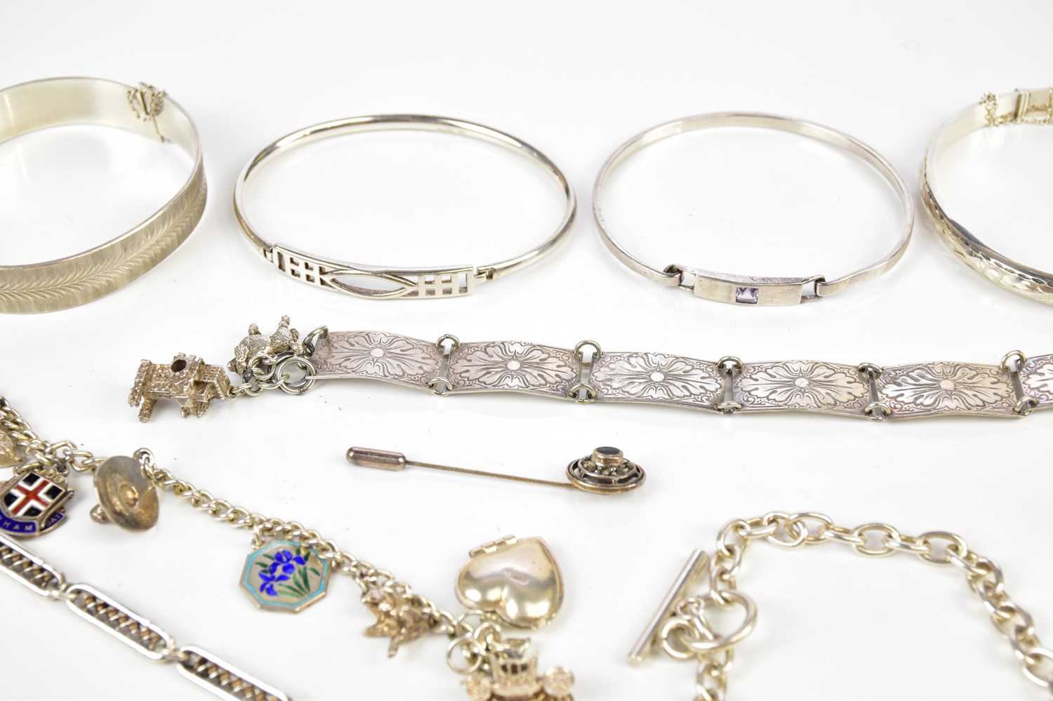 A small quantity of silver jewellery to include bracelets, bangles and a pin. - Bild 2 aus 5