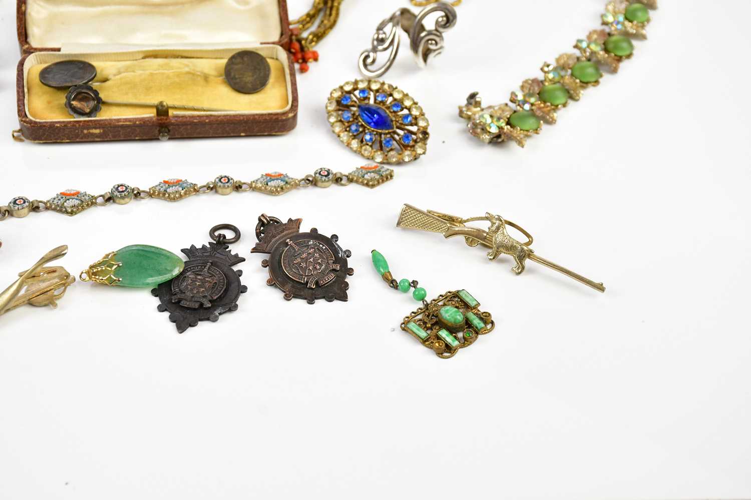 A small collection of costume jewellery to include a faux pearl necklace, bracelets, jade cufflinks, - Bild 4 aus 5