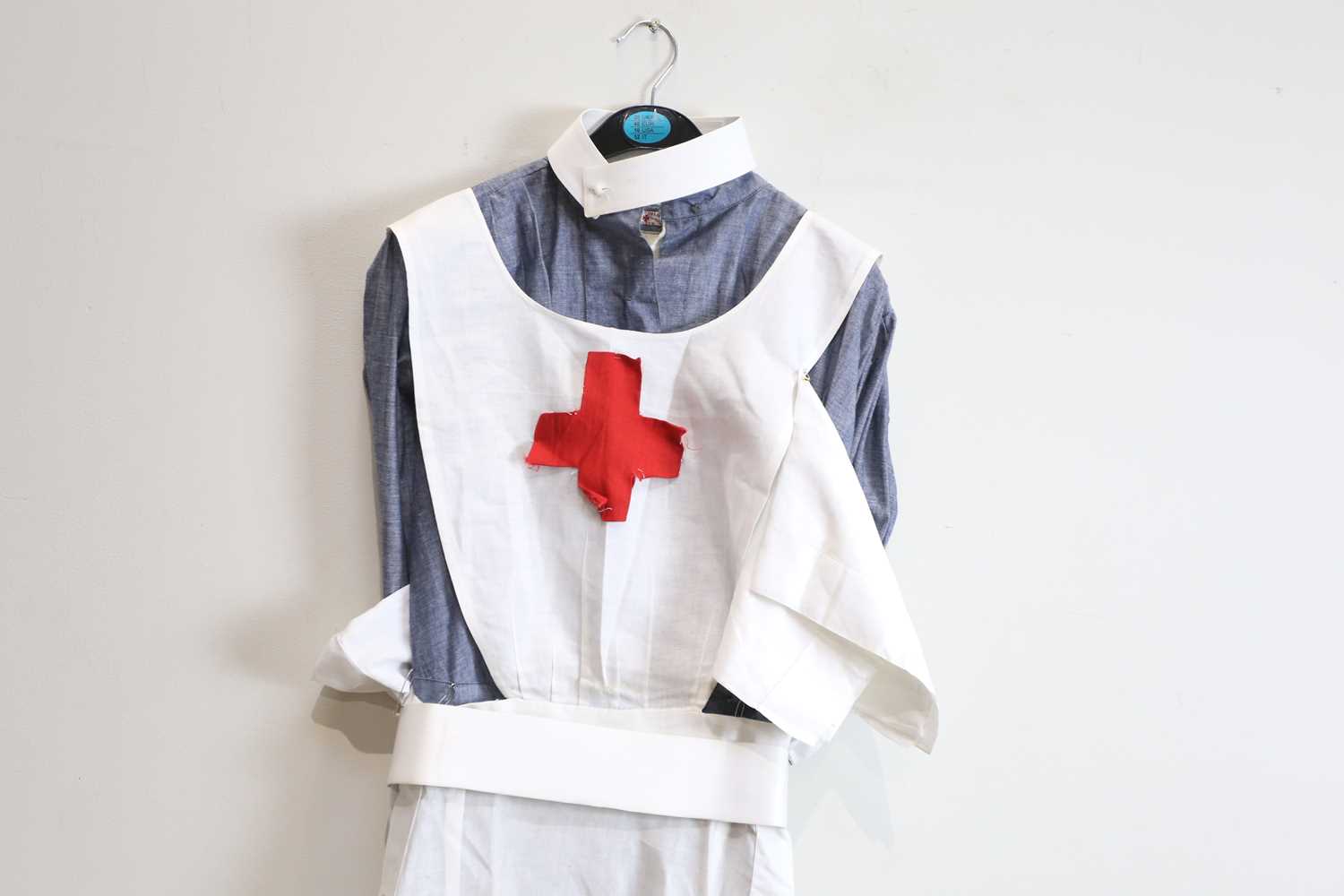 A WWI Garrough full nurse's uniform. - Bild 2 aus 6