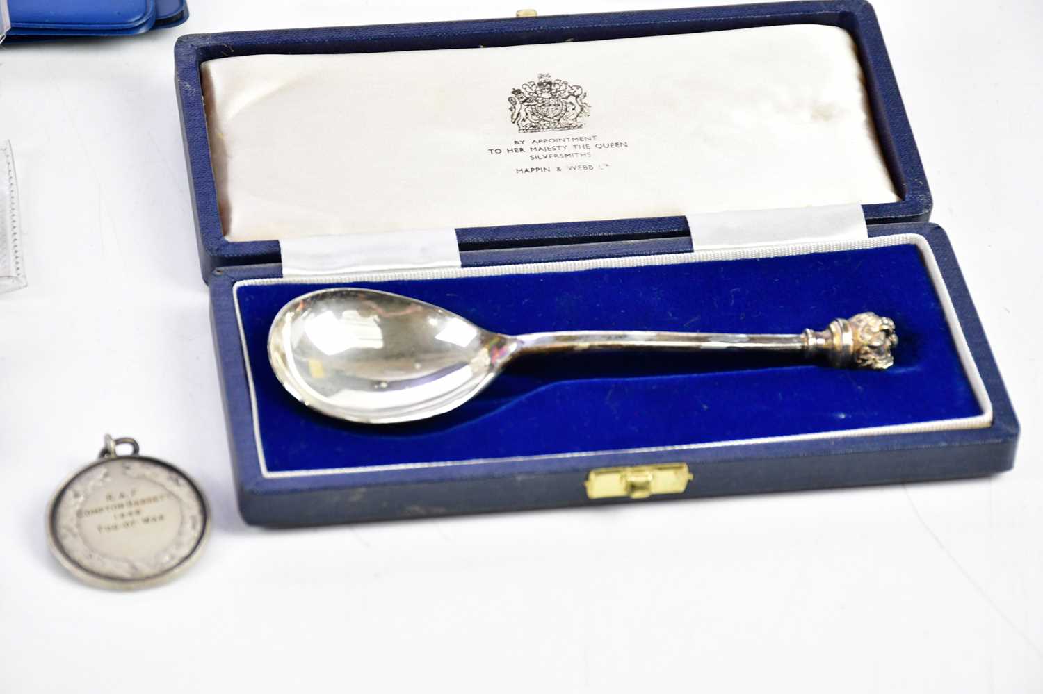 MAPPIN & WEBB; an Elizabeth II hallmarked silver crown topped annointment spoon with cast decoration - Bild 3 aus 5