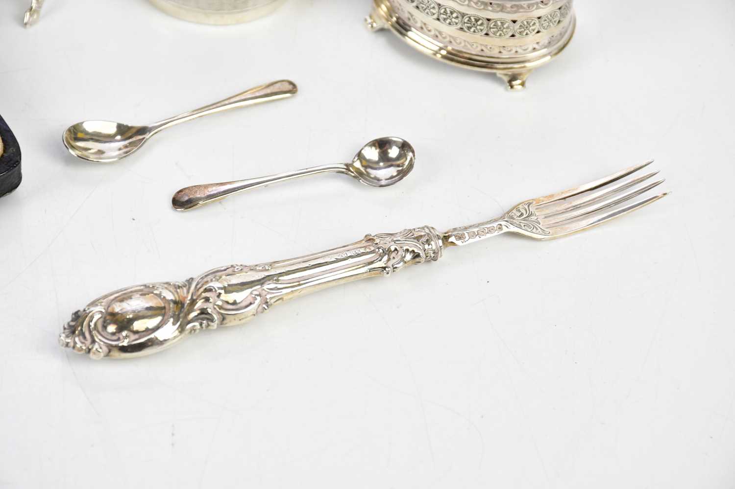 JOSIAH WILLIAMS & CO; a cased set of six George V hallmarked silver teaspoons, London 1928, together - Image 4 of 4