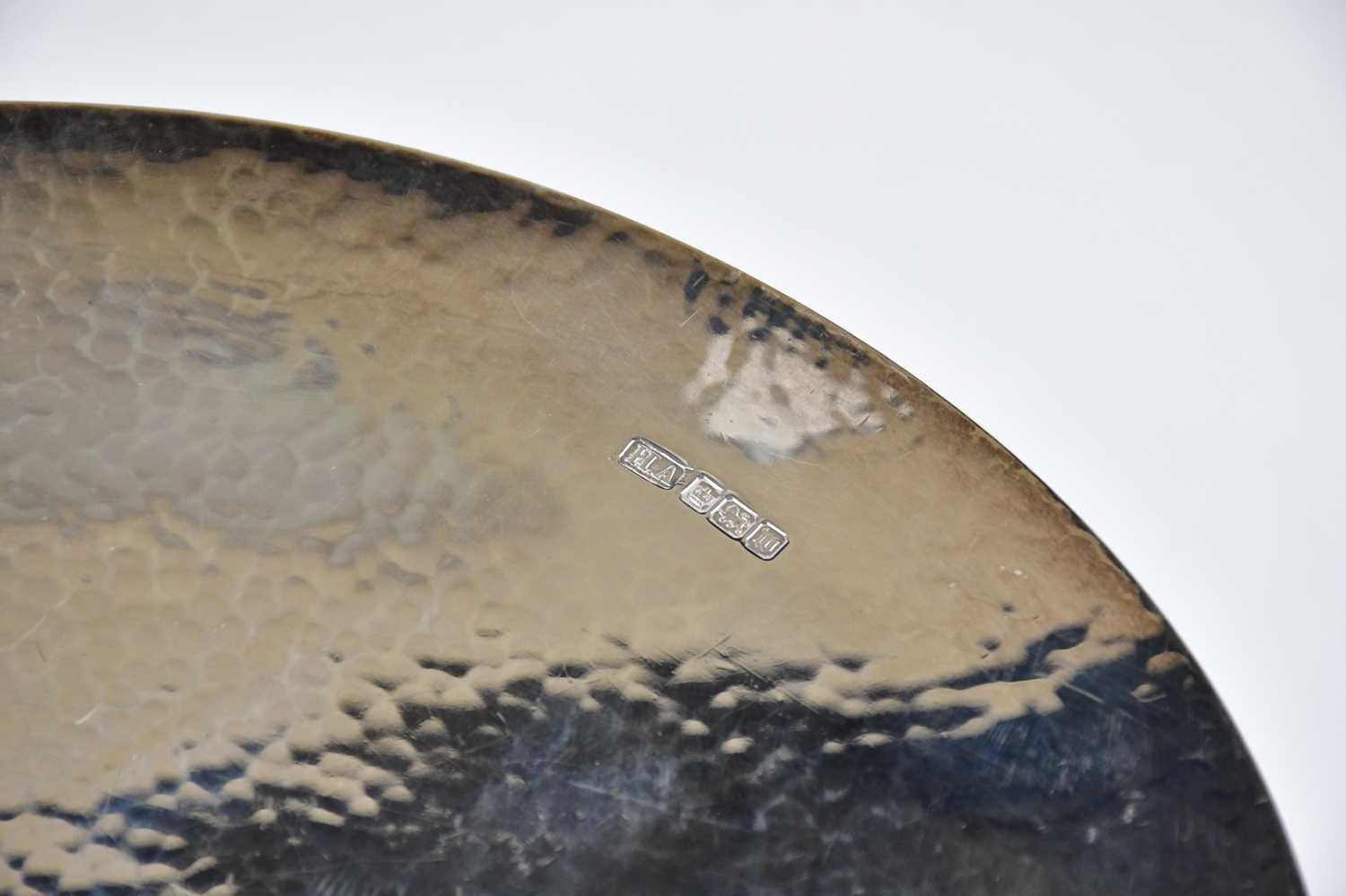 ATKIN BROTHERS; a George V hallmarked silver hammered tazza, Sheffield 1914, weight 19.5ozt / - Image 4 of 4