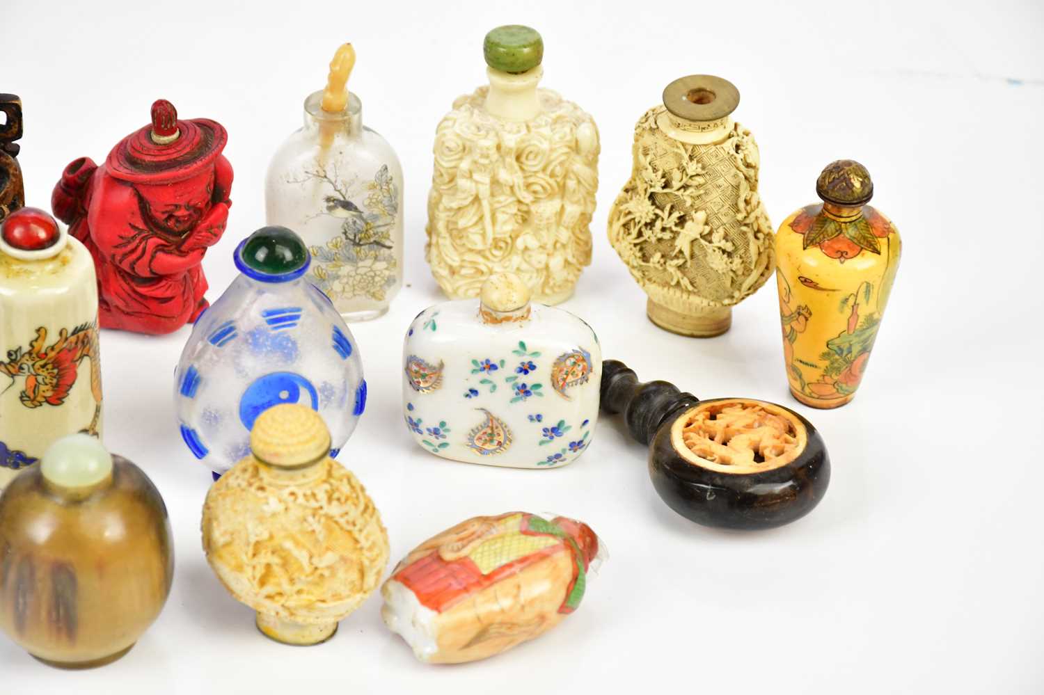 A small collection of modern Oriental snuff bottles. - Image 3 of 3