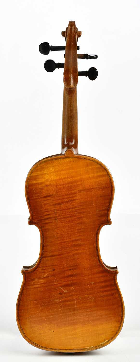 A full size German violin with one-piece back length 35.5cm, unlabelled, cased. Condition Report: - Bild 5 aus 6
