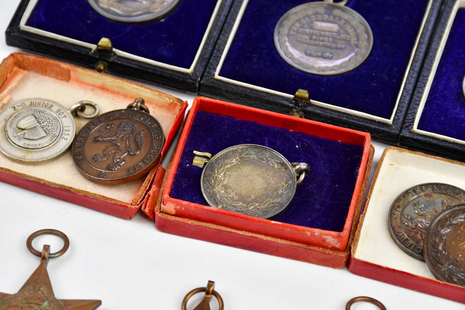 Six WWII medals comprising 1939/45 Medal, the Defence Medal, two Italy Stars, the 1939/45 Star, - Bild 3 aus 5