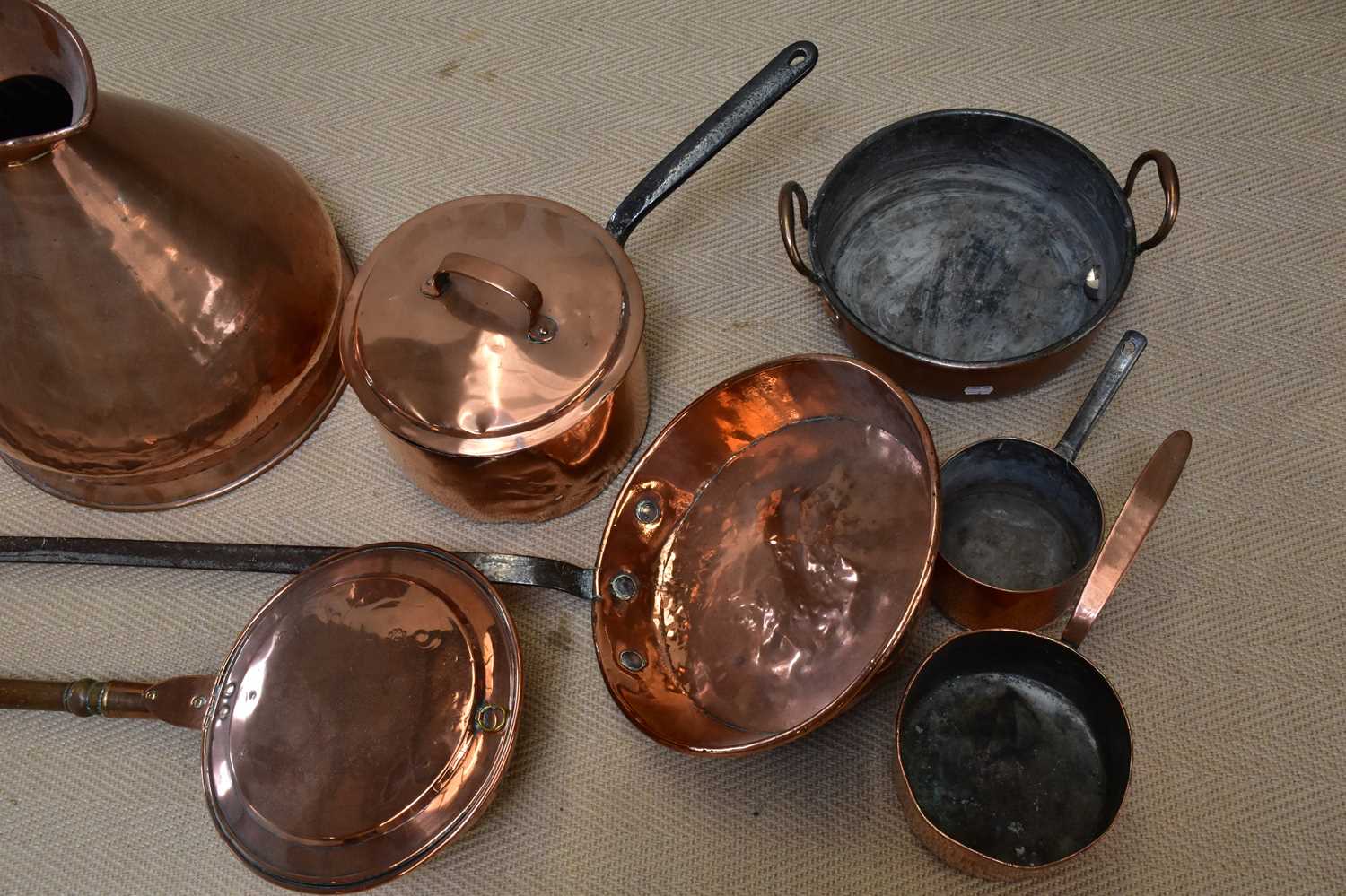 A collection of 19th century and later metalware, including a large copper four gallon jug, a copper - Bild 4 aus 4