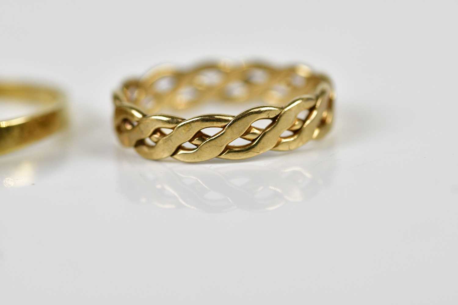 A 9ct yellow gold dress ring set with four pearls, approx size P 1/2, a 9ct yellow gold rope twist - Image 2 of 5